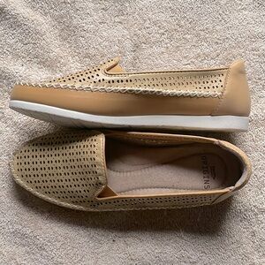 Earth Origins 7.5 amber yellow leather casual step in shoe.